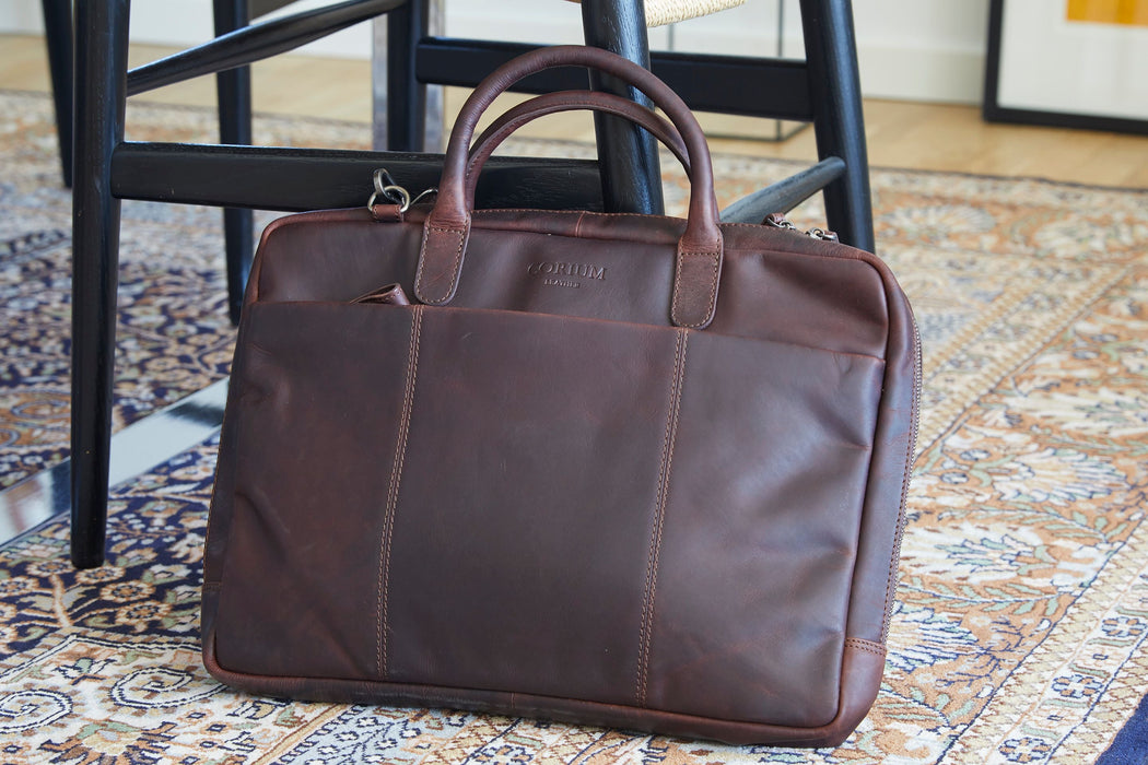 Datorväska Slim i läder kastanjebrun – Corium