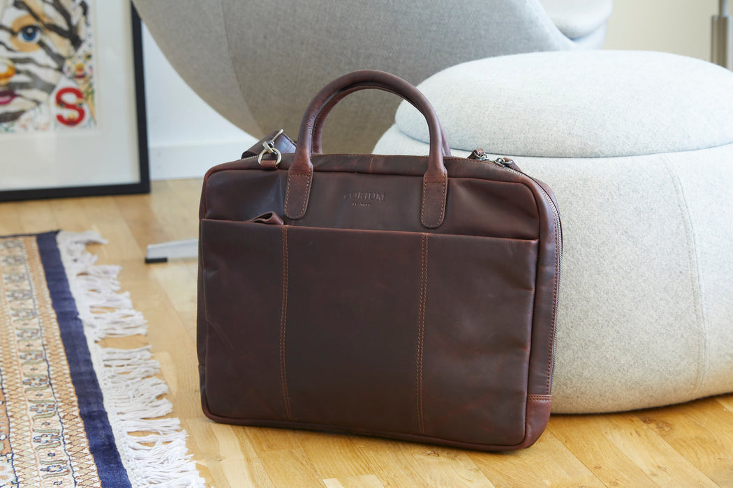 Datorväska Slim i läder kastanjebrun – Corium